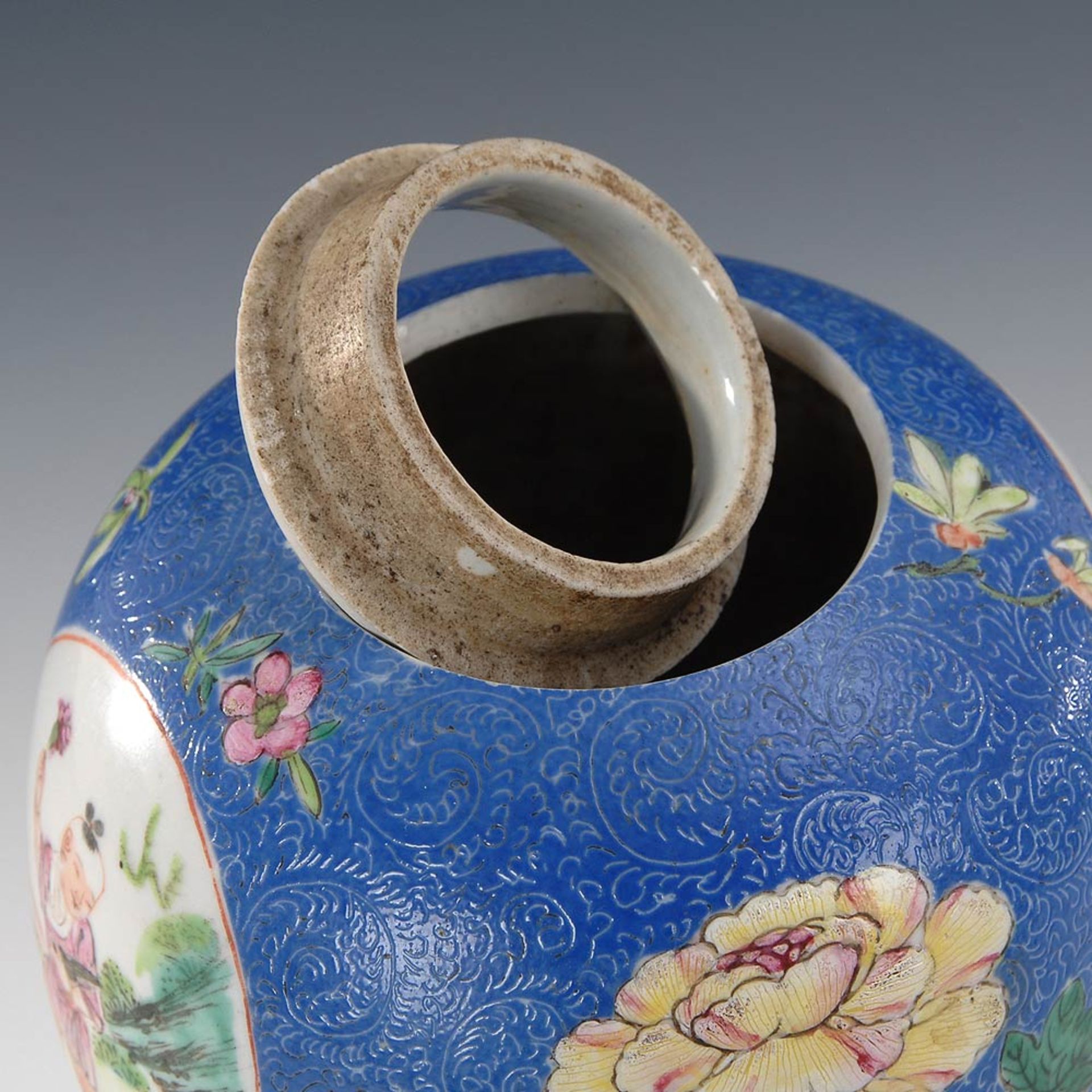 Blaue Vase auf Holzsockel. Porzellan. Balusterform mit schlankem Fußteil. Blaue Glasur mit geprägtem - Image 5 of 5
