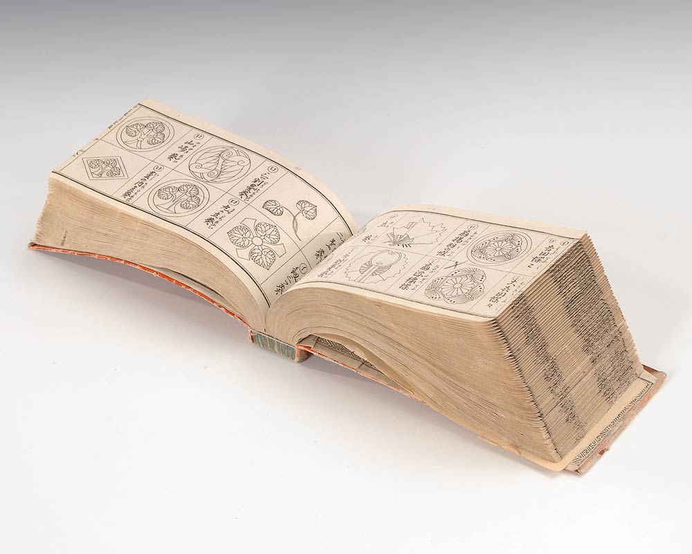 "Japanisches Ornamenten-Büchlein". 1496 Motive auf 260 Tafeln. Internationaler Kunstverlag M.