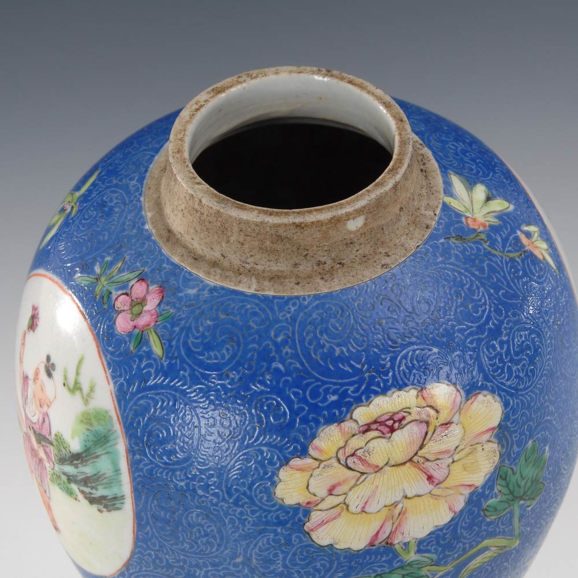 Blaue Vase auf Holzsockel. Porzellan. Balusterform mit schlankem Fußteil. Blaue Glasur mit geprägtem - Image 3 of 5