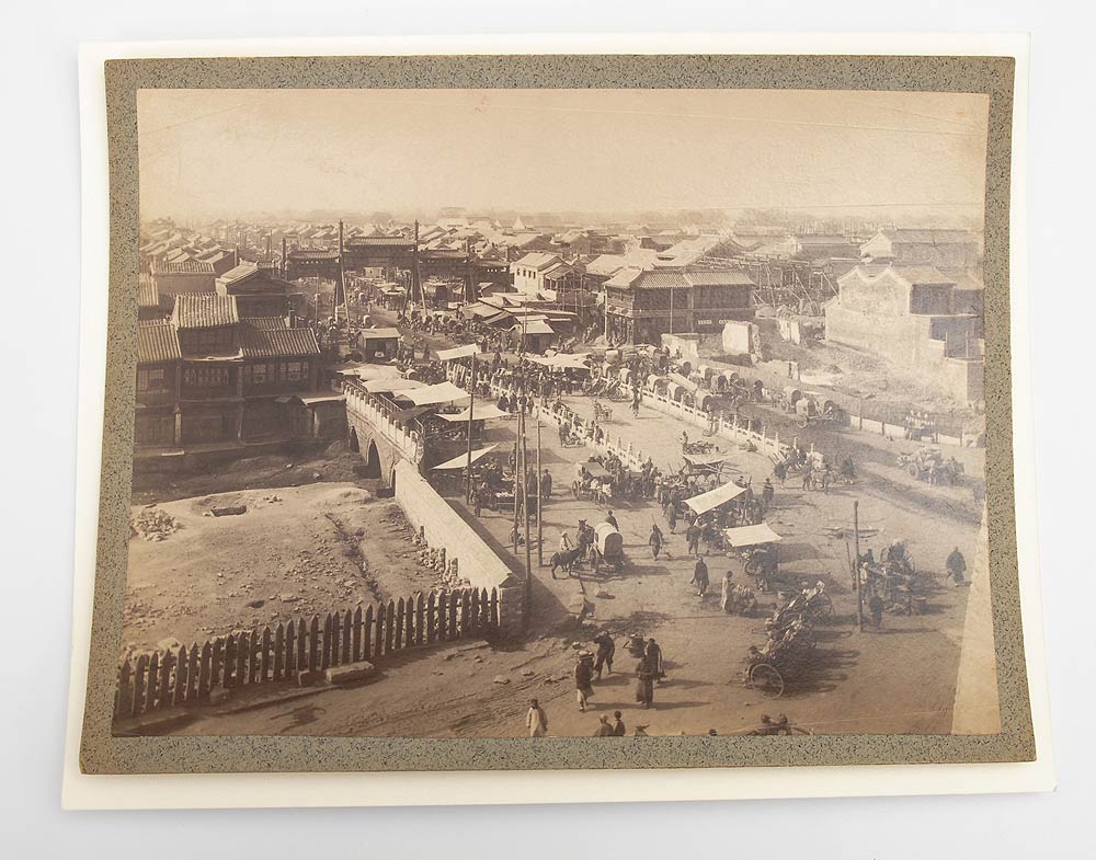 16 großformatige Fotos von Peking/China und Umgebung. Um 1910/20. Aufnahmen bekannter Bauten mit