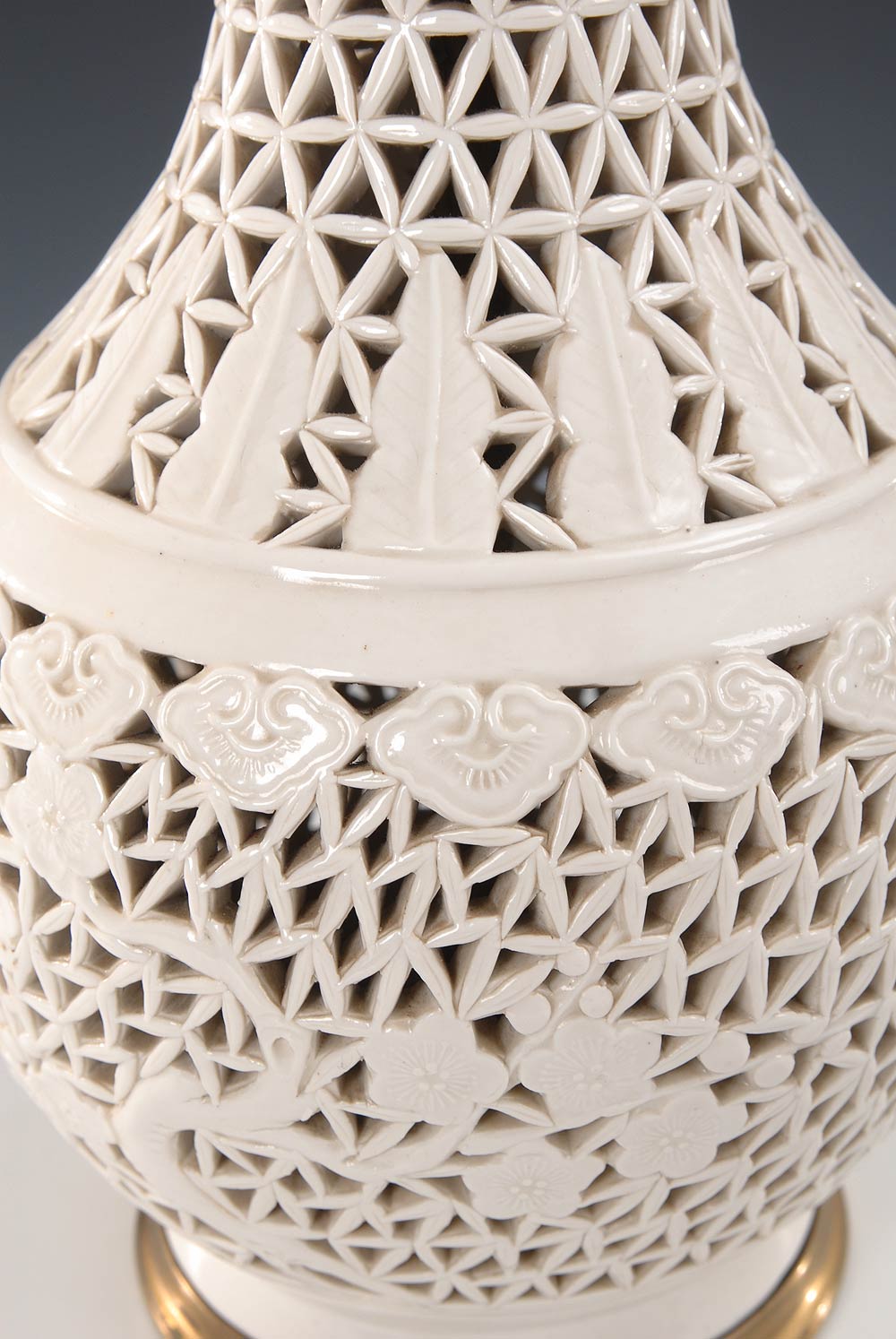 Weiße Porzellanlampe. Durchbrochen gearbeiteter Balusterkorpus aus einem feinen Ornament von - Image 2 of 2