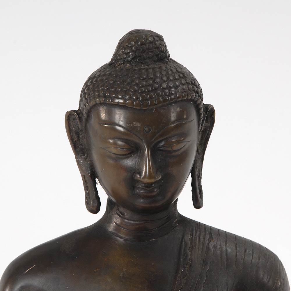 Buddha auf figuralem Sockel. Wohl China, aus eisenhaltigem Metall. Dreieckiger, hoher Sockel, dessen - Image 3 of 3