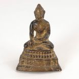 Kleiner sitzender Buddha. Bronze. Auf doppeltem Thron sitzender Buddha im Verschränkungssitz, mit