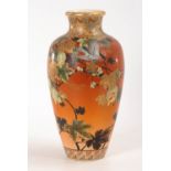 Ungewöhnliche Vase im Satsuma-Stil. Nachtrag 30.5.18: Bestoßung am Korpus. Porzellan, gemarkt.