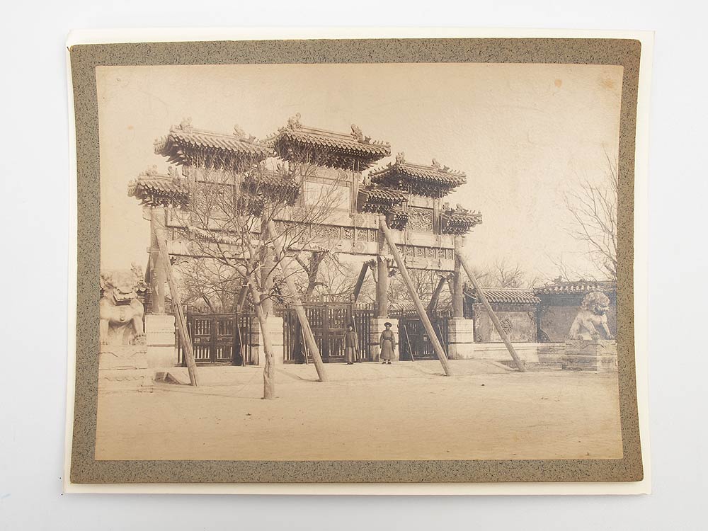16 großformatige Fotos von Peking/China und Umgebung. Um 1910/20. Aufnahmen bekannter Bauten mit - Image 12 of 16