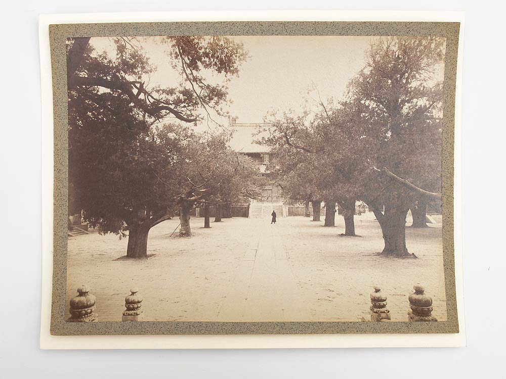 16 großformatige Fotos von Peking/China und Umgebung. Um 1910/20. Aufnahmen bekannter Bauten mit - Image 8 of 16