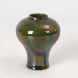 Kleine Vase mit grüner Glasur. Keramik. Schmaler Fuß und nach oben verlagerter Bauch, nur