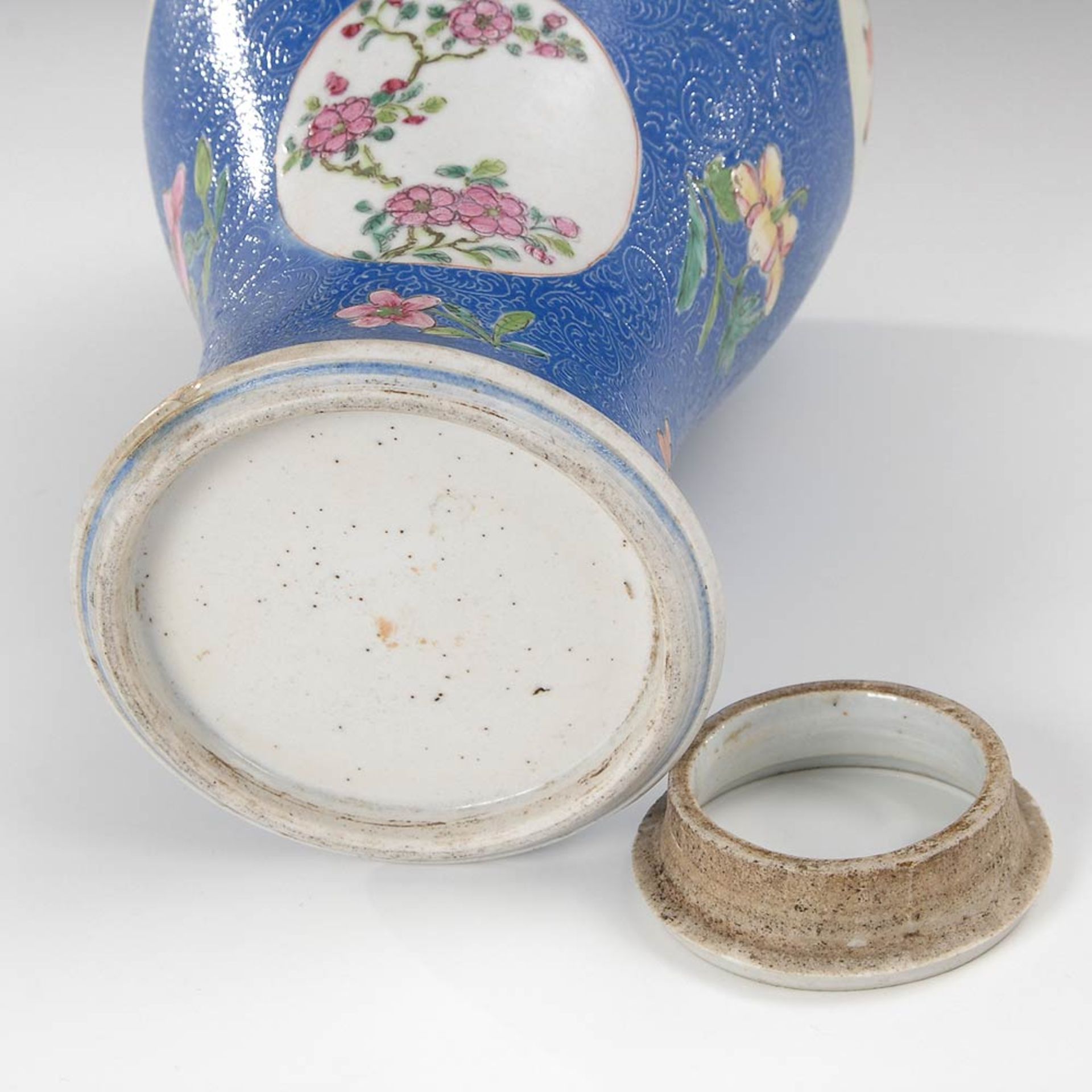 Blaue Vase auf Holzsockel. Porzellan. Balusterform mit schlankem Fußteil. Blaue Glasur mit geprägtem - Image 4 of 5