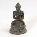 Kleiner Buddha mit segnendem Gestus. Bronze. Auf doppeltem Lotosthron sitzende Figur mit