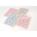 4 Original Plauener Baumwoll-Luftspitzendecken. Rechteckige Decken aus gewebten Ornamentquadraten.