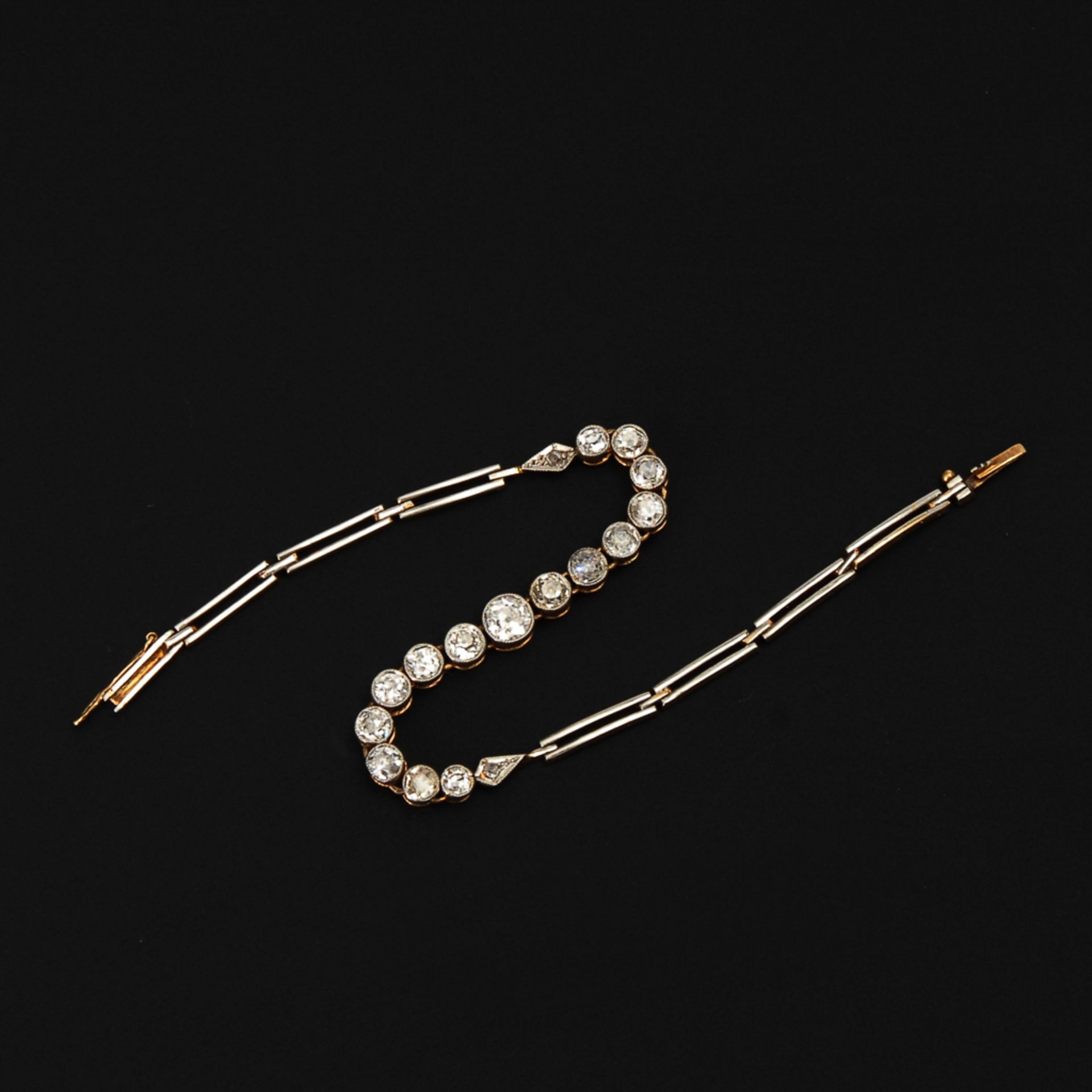 Jugendstil-Damenarmband mit Altschliff-Diamanten. 14 kt GG. 6,3 g.15 zargengefasste Steine im