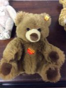 Steiff: A teddy bear numbered 660177.
