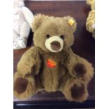 Steiff: A teddy bear numbered 660177.