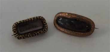 A small gold Georgian brooch with snake border tog