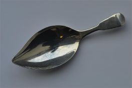 A Georgian leaf decorated caddy spoon with fiddle