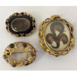 Three Victorian brooches with agate decoration. Es