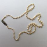 A graduated string of pearl beads with diamond mou