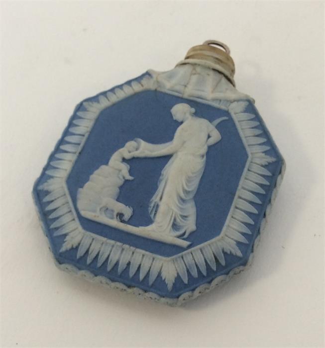 A small Wedgwood scent bottle. Approx. 26 grams. E - Image 2 of 2