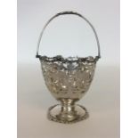 An attractive Edwardian silver pierced basket decorated w