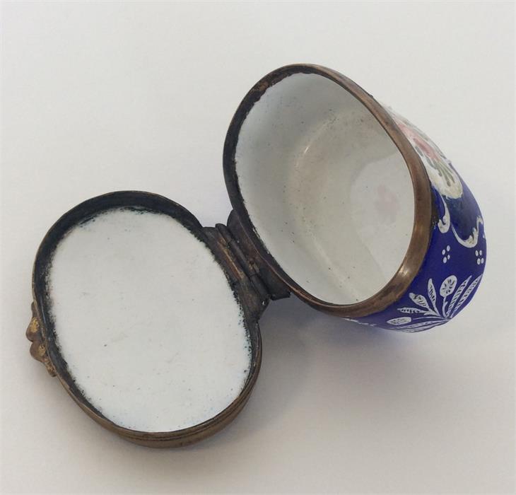 An attractive enamelled pill box with brass mounts - Image 2 of 2