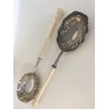 A pair of Edwardian salad servers with tapering ha