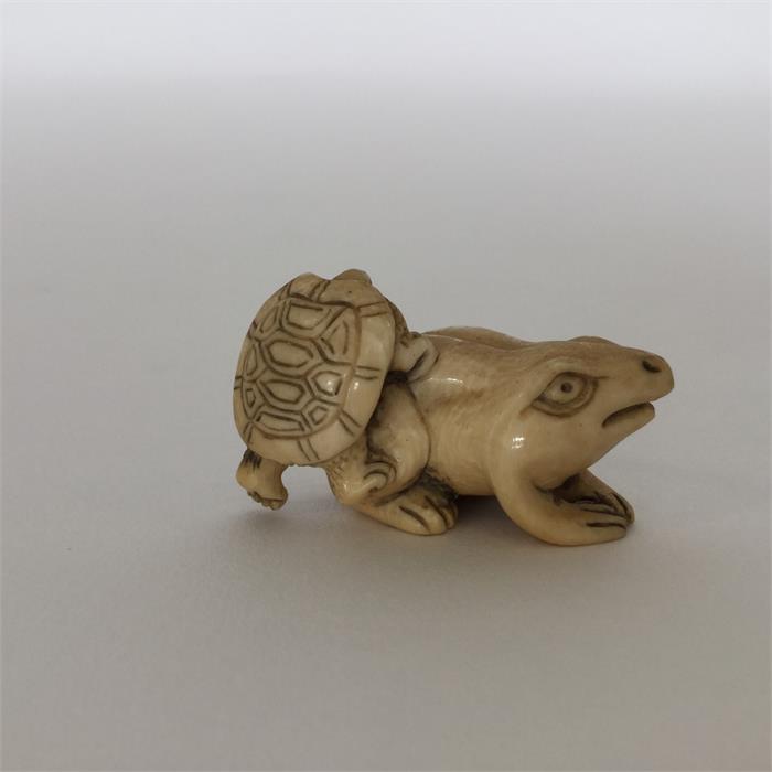 An unusual signed ivory netsuke of a frog with cli - Image 2 of 2