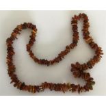 An amber twig necklace. Approx. 34 grams. Est. £40