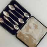 A box of six Edwardian silver coffee spoons. Londo
