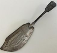 A Georgian silver fiddle and thread fish slice. Lo