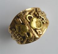 An 18 carat ring with leaf decoration. Approx. 13.