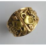An 18 carat ring with leaf decoration. Approx. 13.