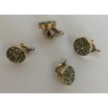 A set of four gold mounted buttons. Approx. 7 gram