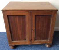 A good mahogany fitted collectors' cabinet contain