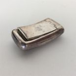 A Georgian kidney-shaped snuff box with silver gil