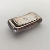 A Georgian kidney-shaped snuff box with silver gil