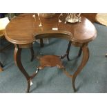 An Edwardian mahogany kidney shaped occasional tab