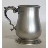 An Edwardian Georgian style silver mug on spreadin