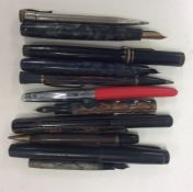 A collection of Antique fountain pens. Est. £20 -