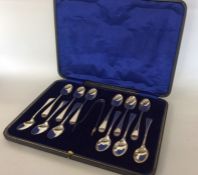 A boxed set of twelve Edwardian silver teaspoons t