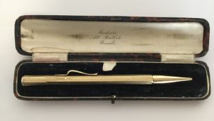 A 9 carat pen in fitted box. Est. £100 - £150.