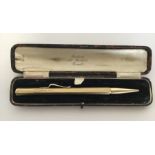 A 9 carat pen in fitted box. Est. £100 - £150.