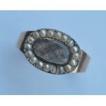 A heavy pearl mounted mourning ring. Approx. 5 gra