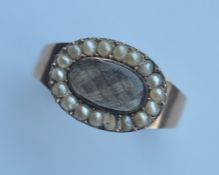 A heavy pearl mounted mourning ring. Approx. 5 gra
