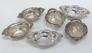 A good set of 4+2 silver boat shaped salts with sc