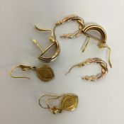 A group of gold hoop earrings. Approx. 6 grams. Es