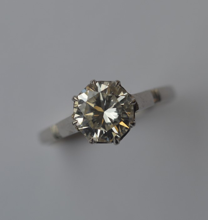 A diamond ring, the round brilliant cut weighing a