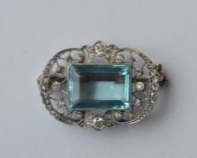 A good quality Belle Époque brooch, the central aq
