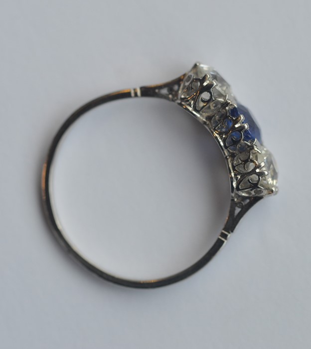 A good sapphire and diamond three stone ring attra - Image 2 of 2