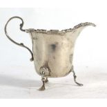 An Edwardian silver cream jug of typical form, maker ESB, Birmingham 1910, h. 7 cm, 1.