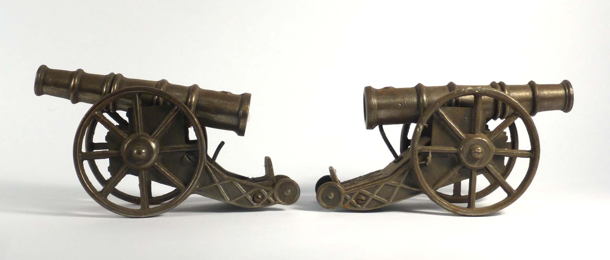 A pair of cast metal ornaments modelled as field cannon, registration 889867, l. - Image 2 of 3